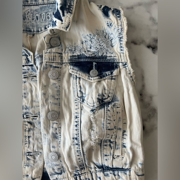 Wallflower Vintage Acid Wash Denim Trucker Vest Raw Edge Embroidered Detailing - Picture 11 of 12